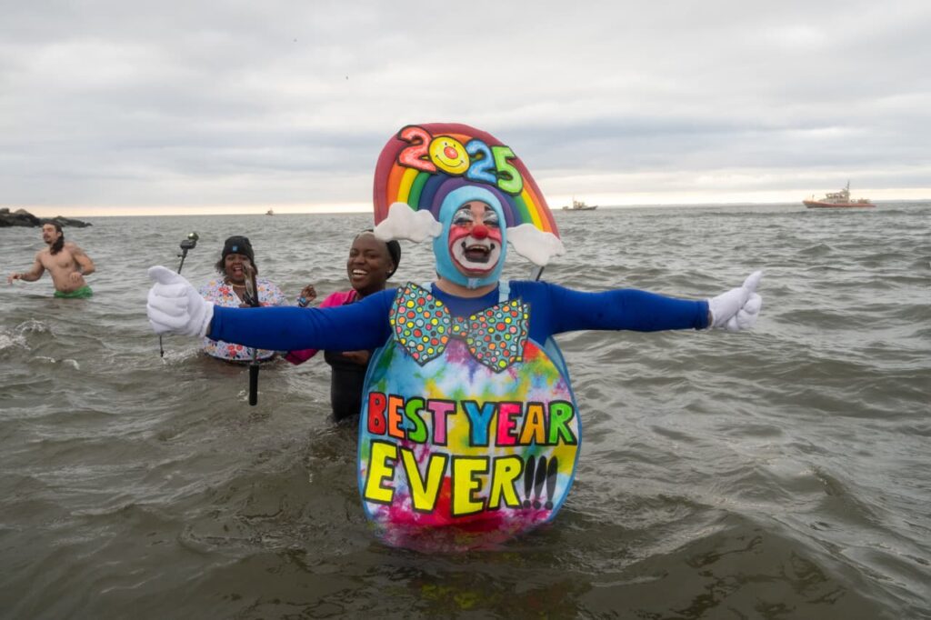 These tips for investing in mutual funds and ETFs can make 2025 a happy new year
